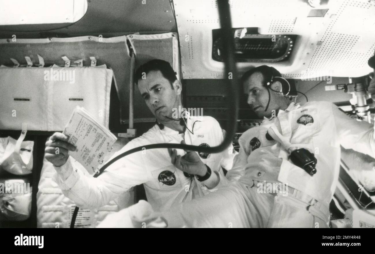 Los actores estadounidenses Tom Hanks y Bill Paxton en una escena de la película Apolo 13, EE.UU