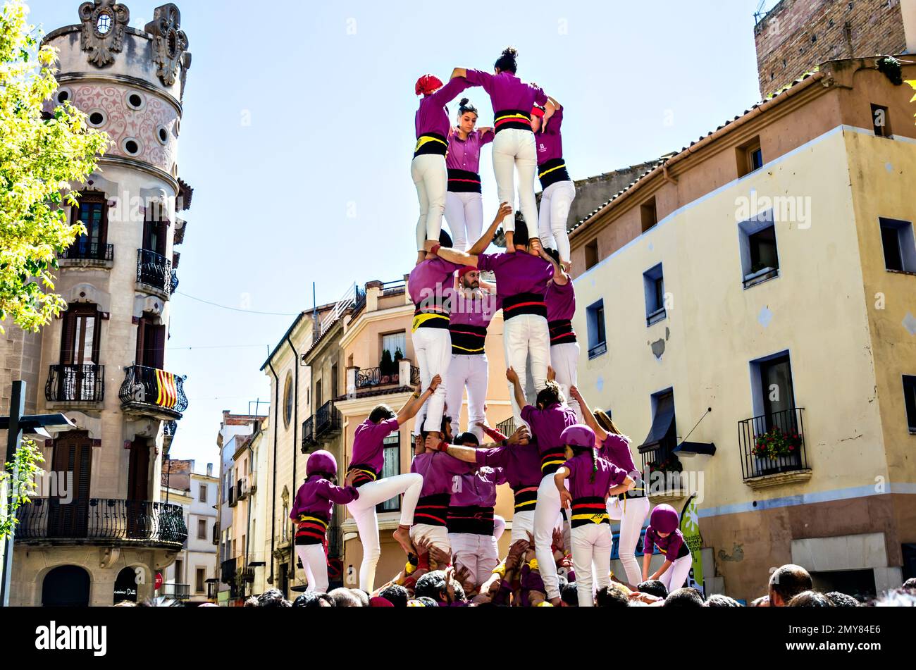 Igualada, Barcelona; 28 de abril de 2019: Jornadas Castelleras de Barcelona. 24th aniversario del grupo Moixiganguers de Igualada, construyendo una torre humana Foto de stock