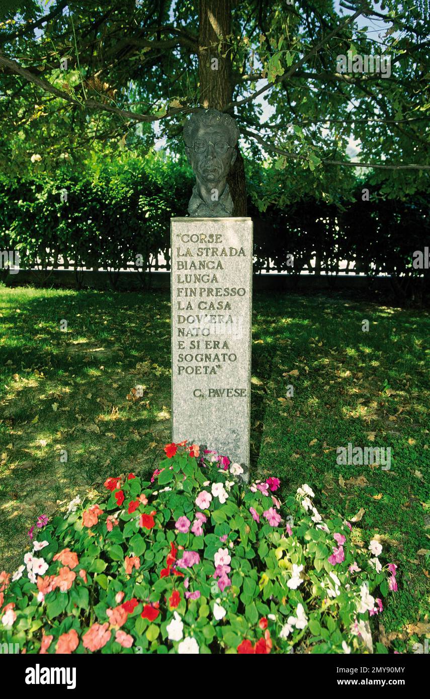 Italia Piamonte Langhe Santo Stefano Belbo -la casa de Cesare Pavese - el jardín, la estatua y la placa conmemorativa del escritor Foto de stock