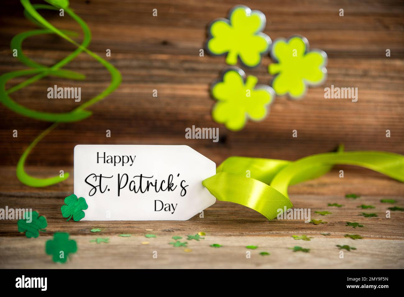 Decoración del día de San Patricio, etiqueta con texto en inglés Feliz St.  Día de Patrick Fotografía de stock - Alamy