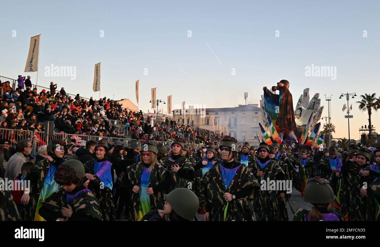 viareggio (italia) febrero 05-2023 ciento cincuenta carrozas de carnaval Foto de stock