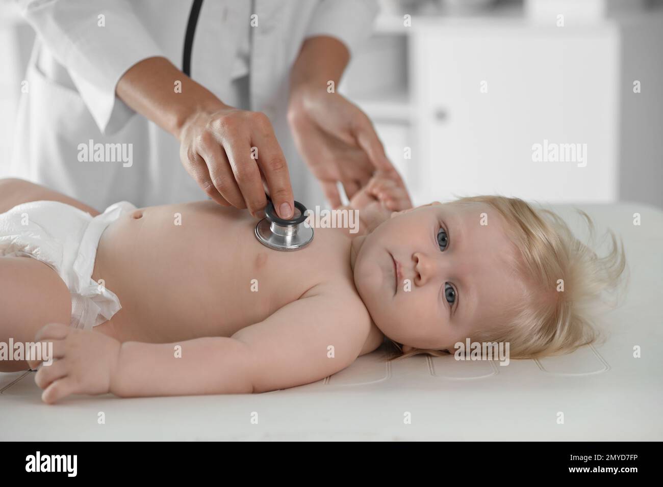 Pediatra examinando bebé con estetoscopio en el hospital. Atención sanitaria  Fotografía de stock - Alamy