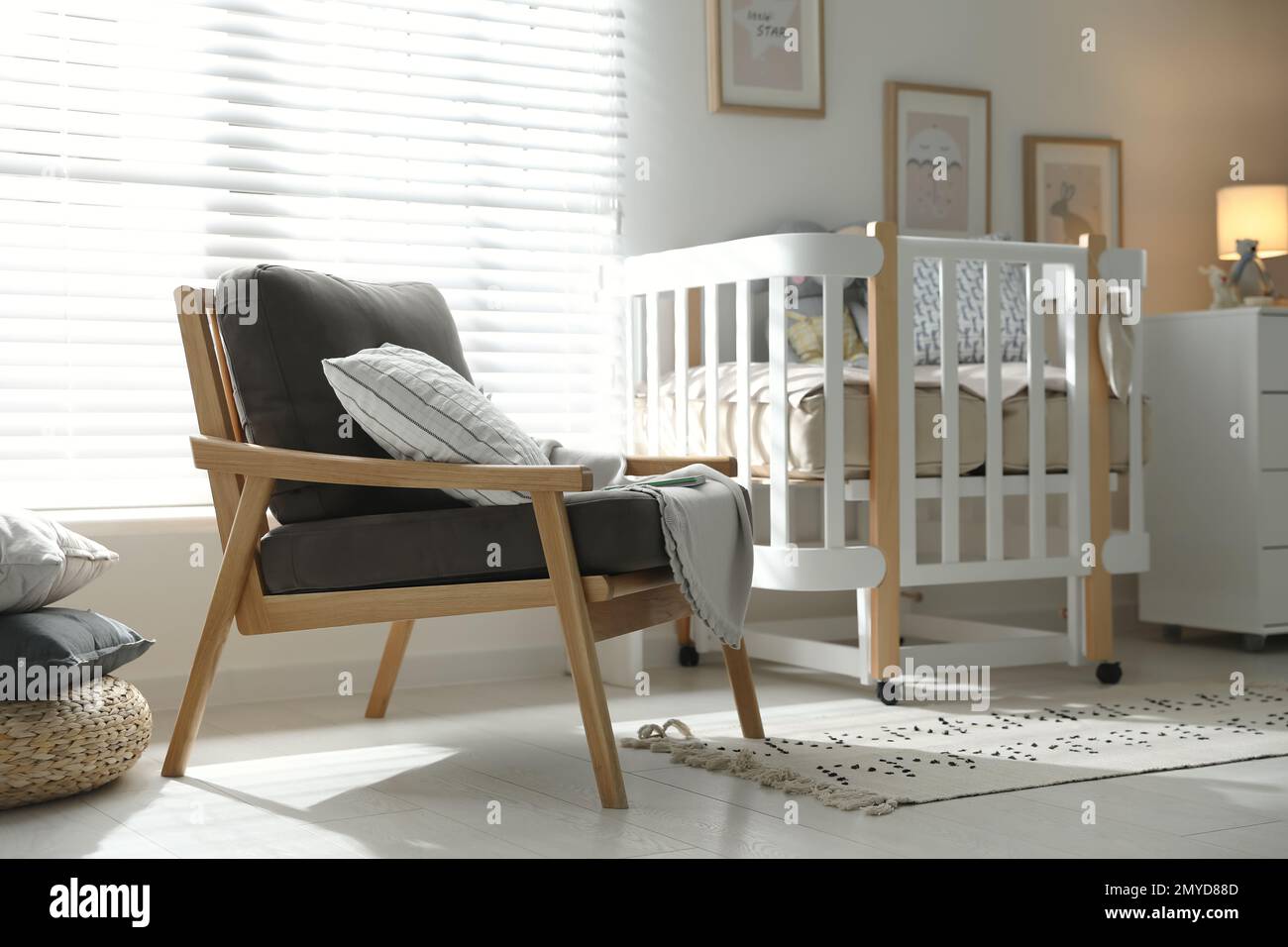 Interior de la habitación bebé con cuna Idea el diseño Fotografía de stock - Alamy