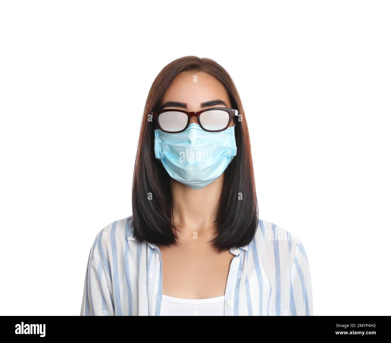 Gafas de niebla que se usan en la mujer joven. Niña adolescente en azul  protector médico máscara facial y gafas toallitas gafas borrosas niebla  maltratadas gafas. Nueva normalidad Fotografía de stock 