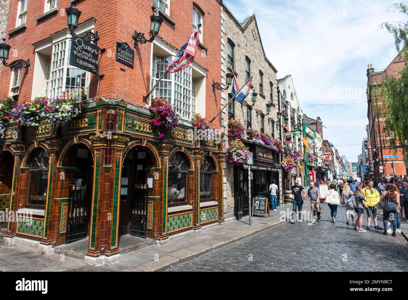 Bar, pub irlandés, The Quays Bar, tiro al aire libre, zona peatonal, Distrito del partido, distrito de Temple Bar, Dublín, Irlanda, Europa Foto de stock
