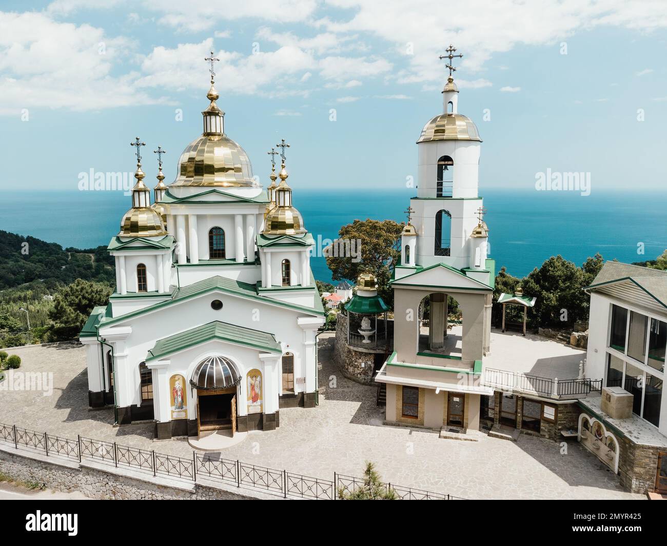 Iglesia cristiana en las montañas sobre el mar. Templo del Santo Arcángel  Miguel en Oreanda. La costa sur de Crimea. Vista aérea Fotografía de stock  - Alamy
