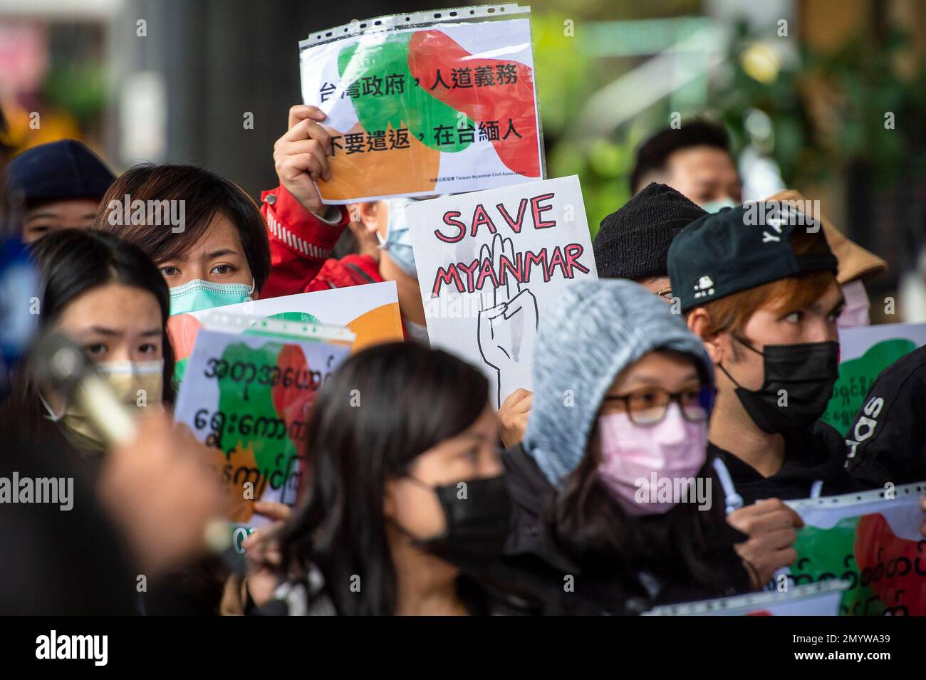 La Alianza de Taiwán para Myanmar y organizaciones de derechos humanos realizan una protesta en Taipei, Taiwán el 05/02/2023 para conmemorar el dos aniversario del golpe militar de Myanmar y el dos aniversario de los disturbios birmanos. Los manifestantes se niegan a reconocer las elecciones en Myanmar, instando al gobierno taiwanés a romper las relaciones con su gobierno. Por Wiktor Dabkowski Foto de stock