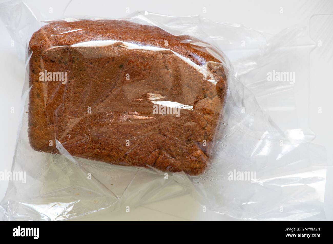 hogaza de pan marrón en envase transparente Foto de stock