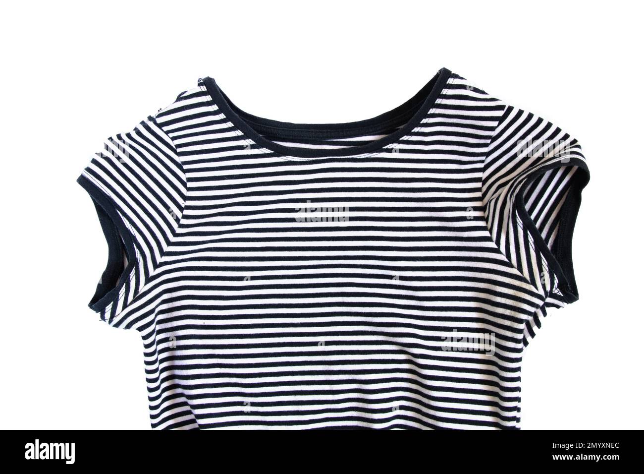 camiseta de rayas blanco y negro sobre un fondo aislado Foto de stock