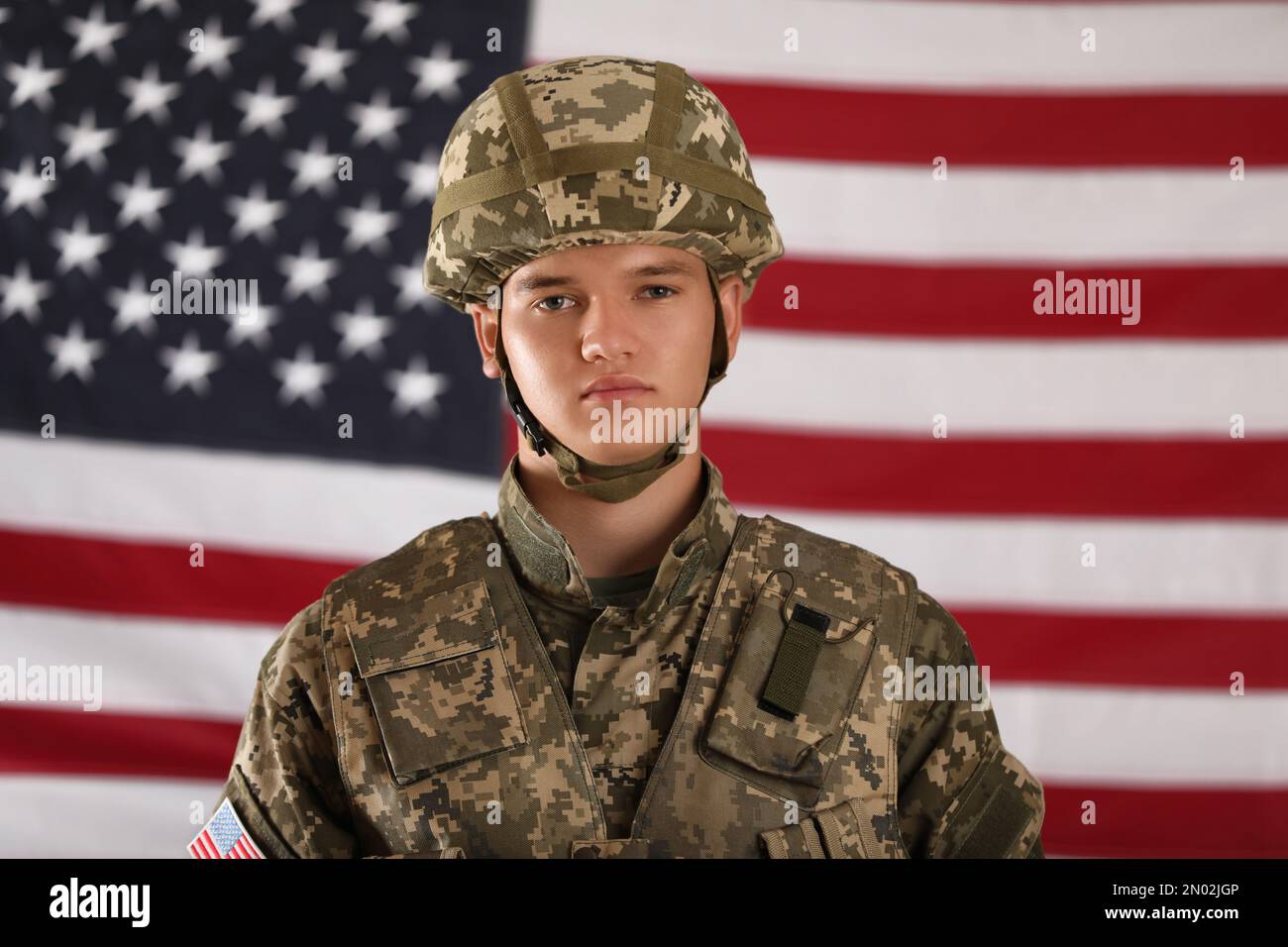 Soldado masculino y bandera americana en el fondo. Servicio militar  Fotografía de stock - Alamy