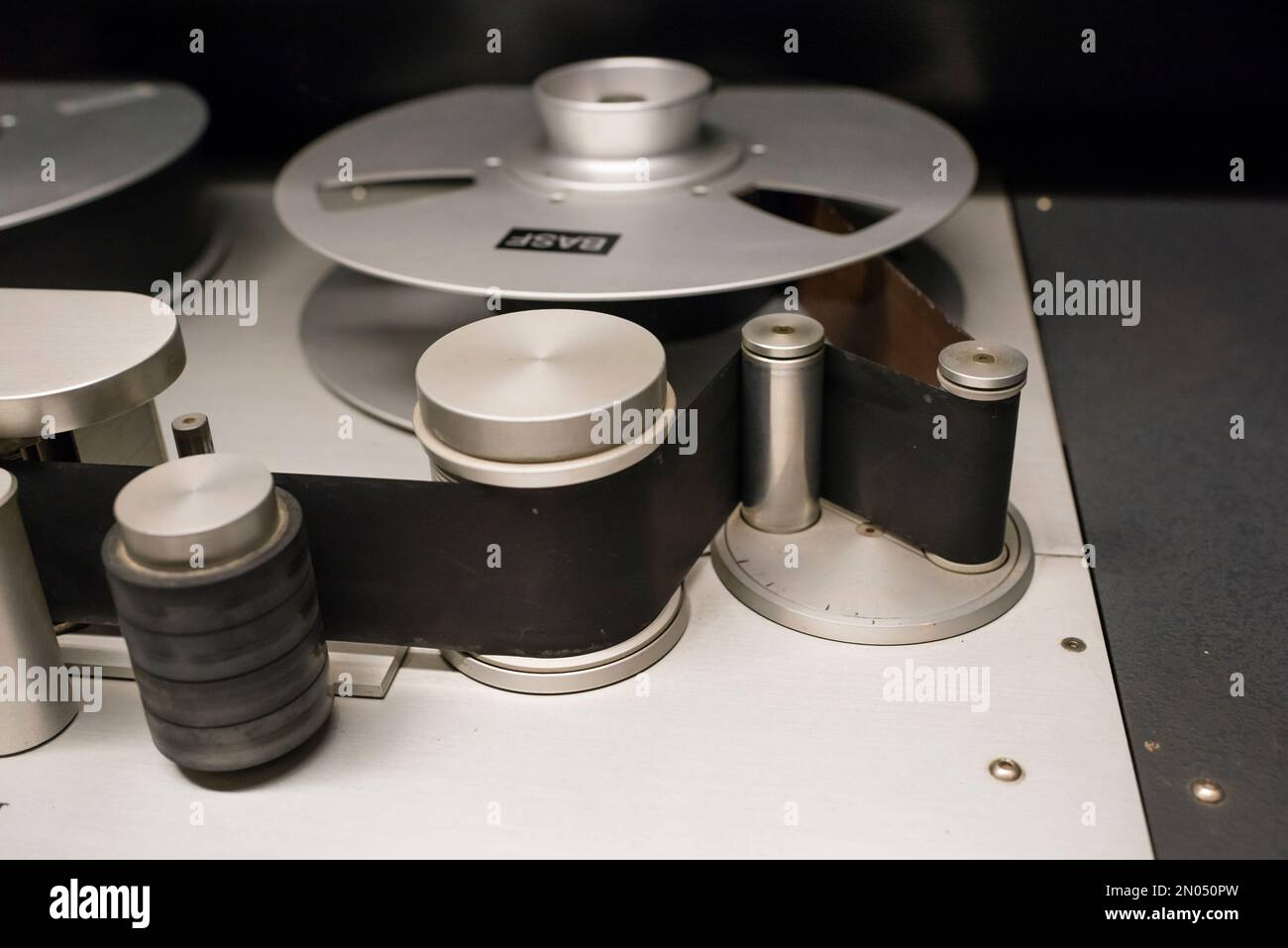 Cinta de grabación de audio analógico vintage y otros equipos de sonido en un estudio de grabación de música profesional Foto de stock