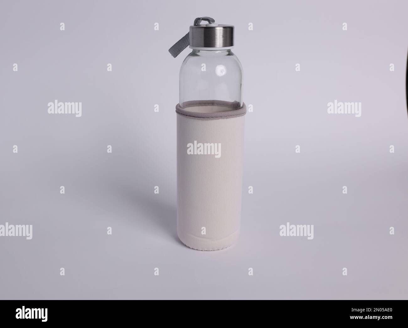 botella de agua limpia y clara vacía aislada sobre un fondo blanco 9051773  Foto de stock en Vecteezy