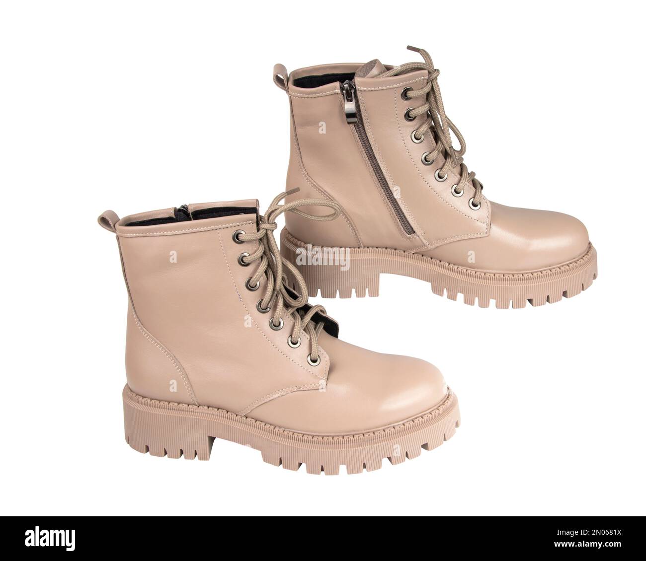 Nuevas botas clásicas para mujer casual aislado en el blanco otoño invierno  Fotografía de stock - Alamy