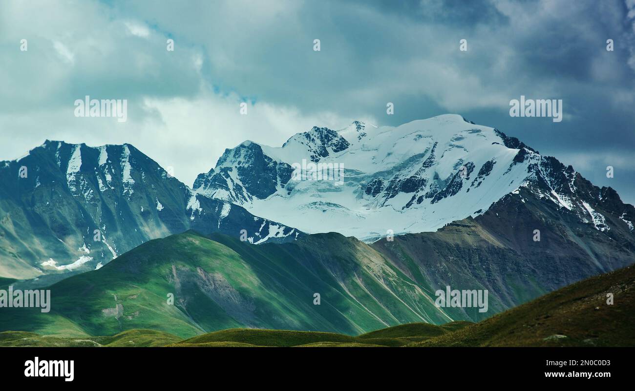 Alay Valle de la región de Osh, Kirguistán, las montañas de Pamir en Kirguistán Foto de stock