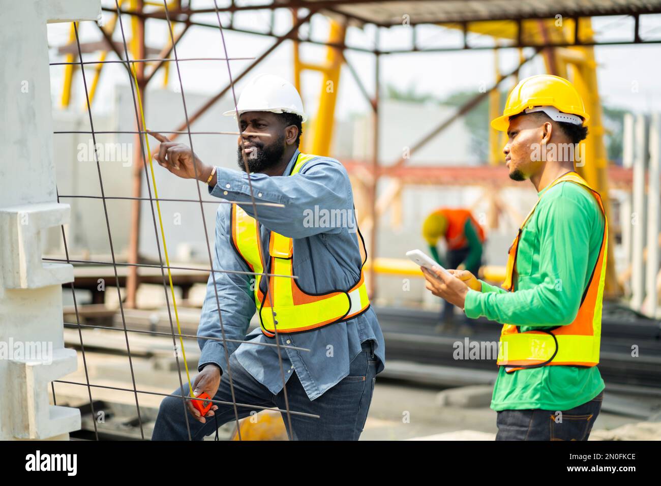 Los ingenieros masculinos están inspeccionando y controlando el trabajo de  los empleados y la calidad de los productos manufacturados para cumplir con  los estándares. En la industria Fotografía de stock - Alamy