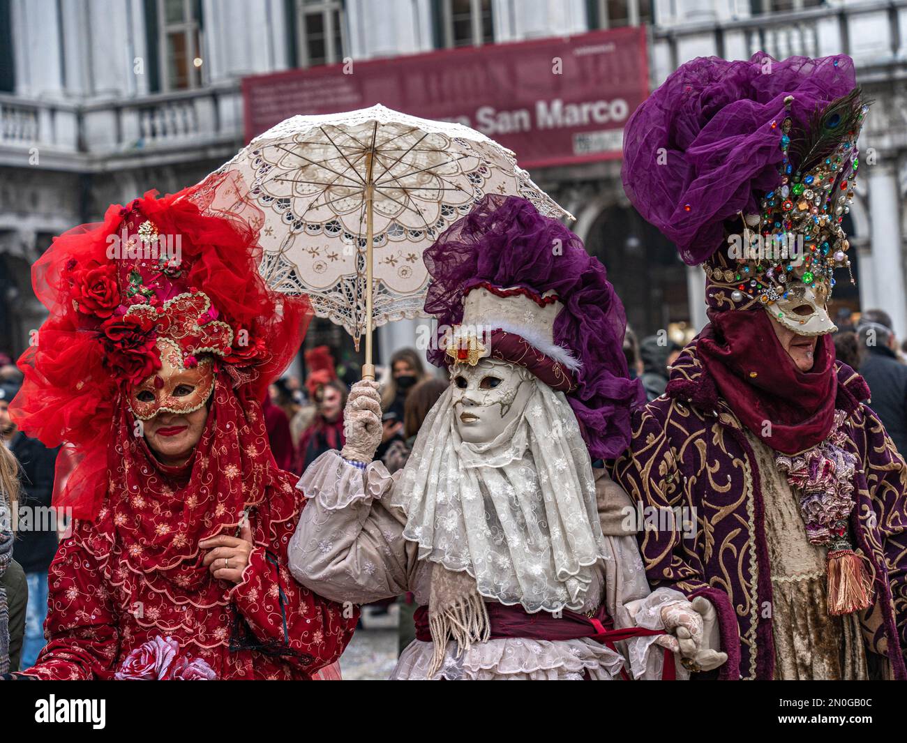 Las mujeres en trajes de carnaval veneciano, Italiano día, Commercial  Drive, Vancouver, British Columbia, Canadá Fotografía de stock - Alamy