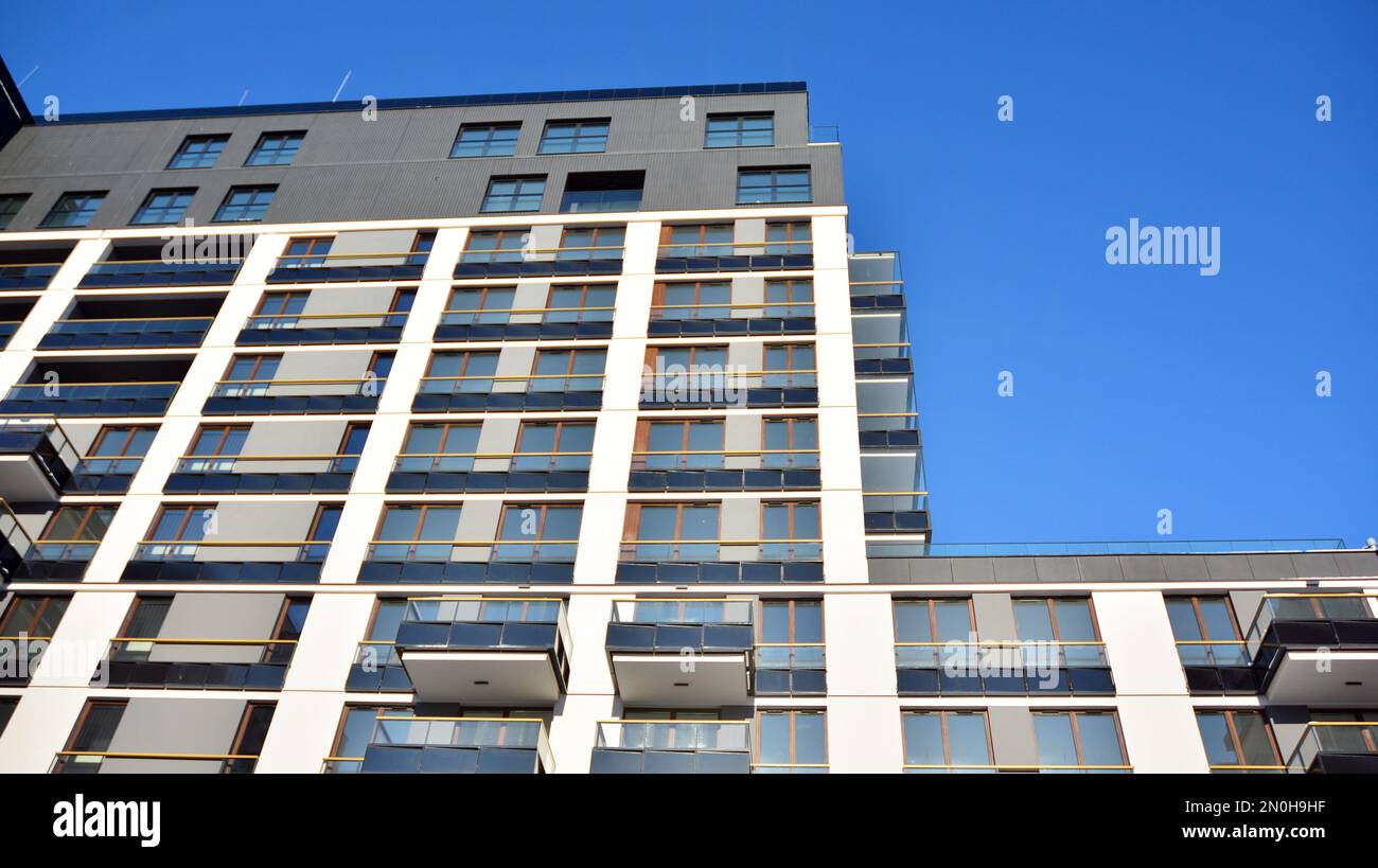 Nuevo edificio de apartamentos con balcones de cristal. Casas de arquitectura moderna junto al mar. Gran acristalamiento en la fachada del edificio. Foto de stock