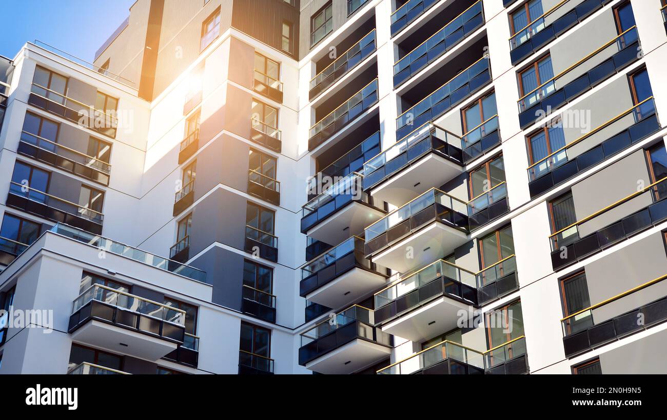 Nuevo edificio de apartamentos con balcones de cristal. Casas de arquitectura moderna junto al mar. Gran acristalamiento en la fachada del edificio. Foto de stock