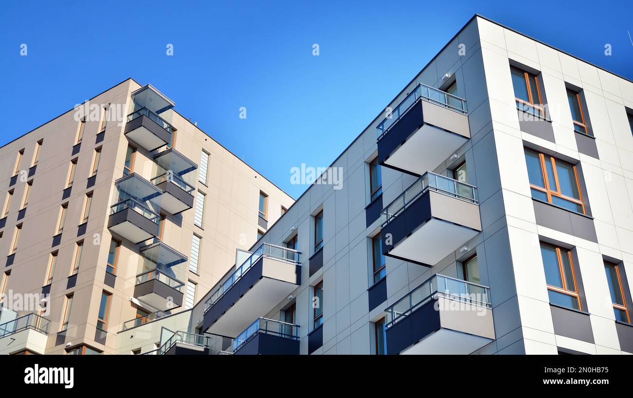 Nuevo edificio de apartamentos con balcones de cristal. Casas de arquitectura moderna junto al mar. Gran acristalamiento en la fachada del edificio. Foto de stock