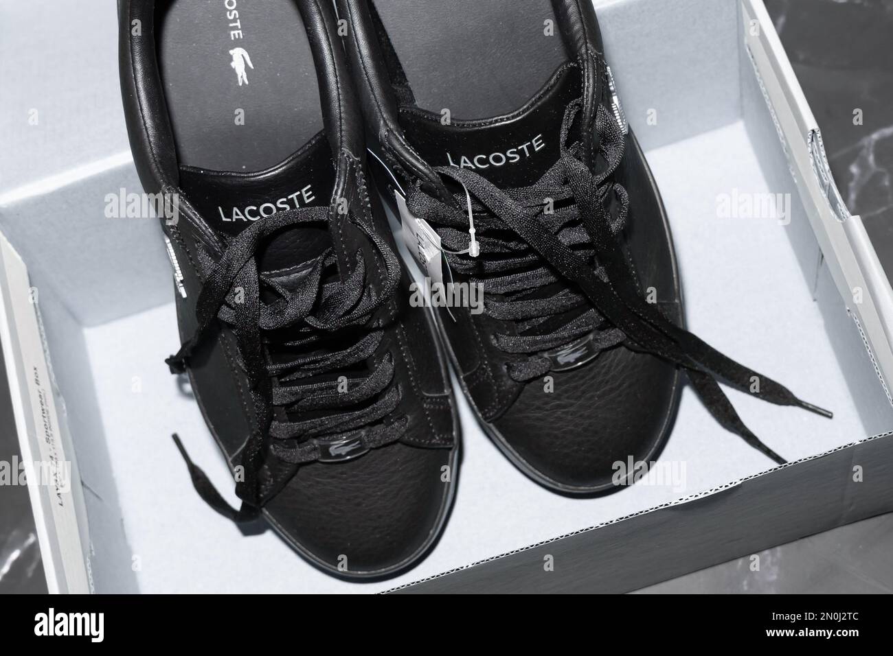 Nuevas zapatillas deportivas negras Lacoste con cordones en la caja  Fotografía de stock - Alamy