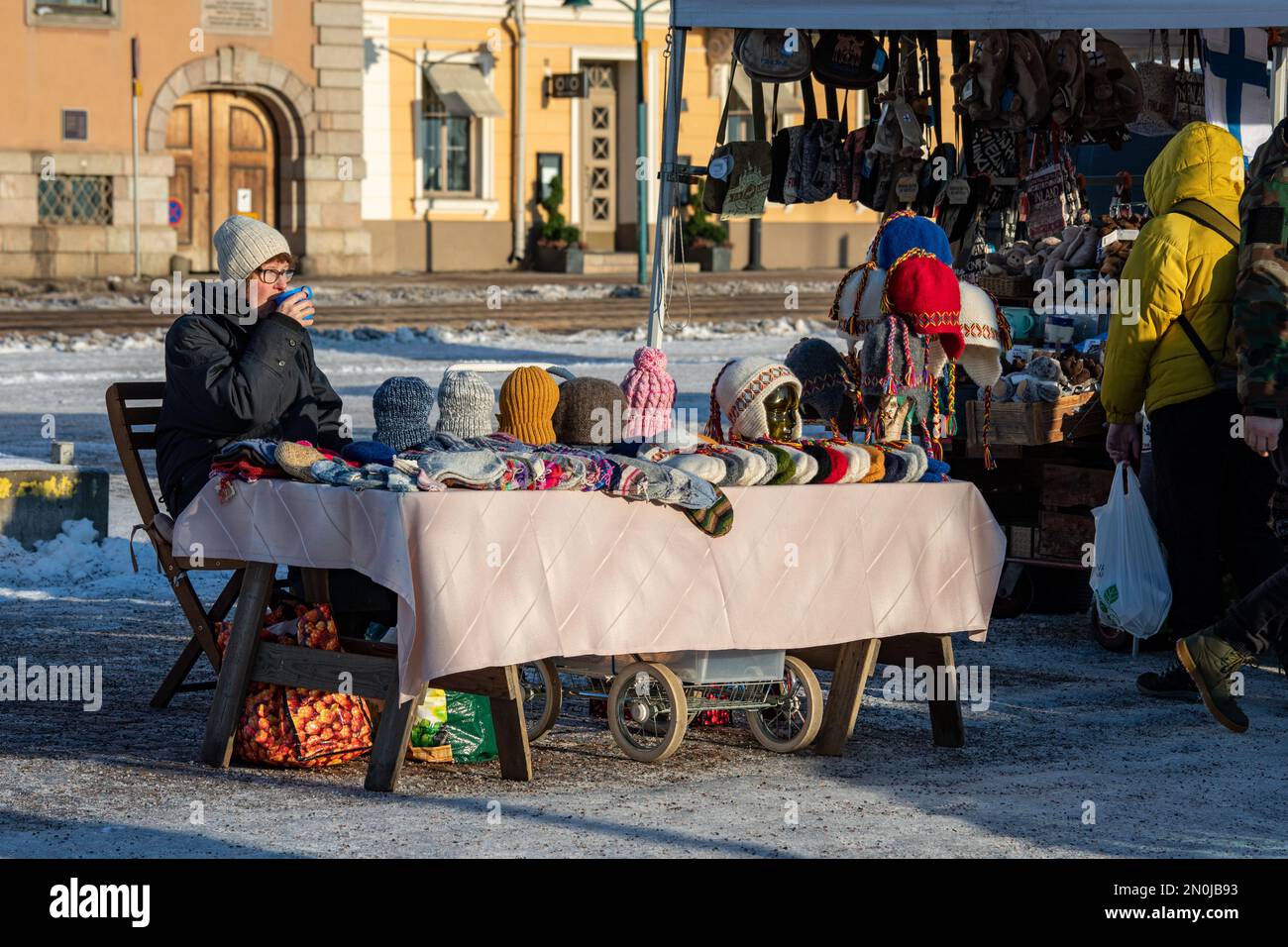 Vendedor de la plaza del mercado que vende calcetines de lana, gorros y mitones en Helsinki, Finlandia Foto de stock