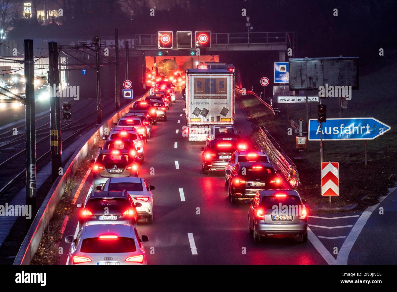 Atasco de tráfico en la autopista A40, Ruhrschnellweg, en Essen, antes del túnel Ruhrschnellweg, NRW, Alemania, Foto de stock