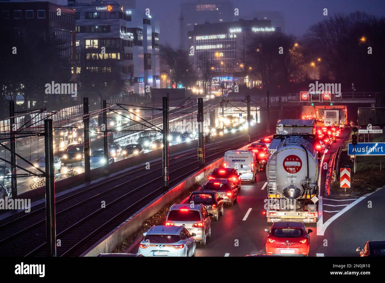 Atasco de tráfico en la autopista A40, Ruhrschnellweg, en Essen, antes del túnel Ruhrschnellweg, NRW, Alemania, Foto de stock