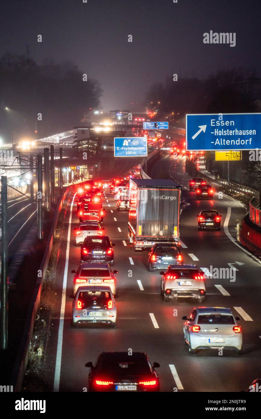 Atasco de tráfico en la autopista A40, Ruhrschnellweg, en Essen, NRW, Alemania, Foto de stock