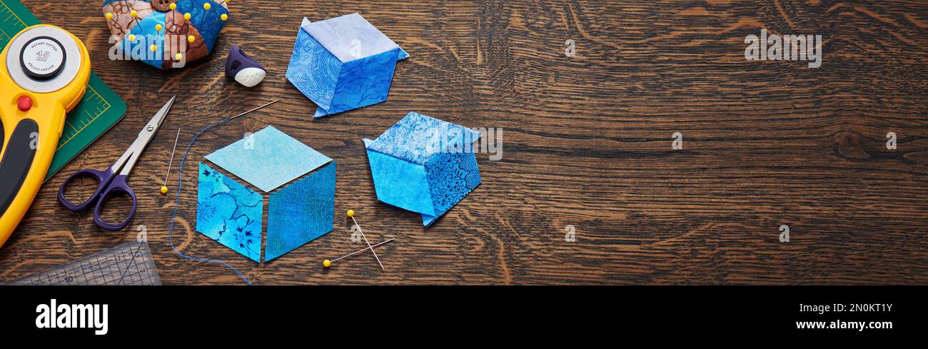 Diamantes cosidos en forma de cubo. El proceso de coser un edredón  Fotografía de stock - Alamy