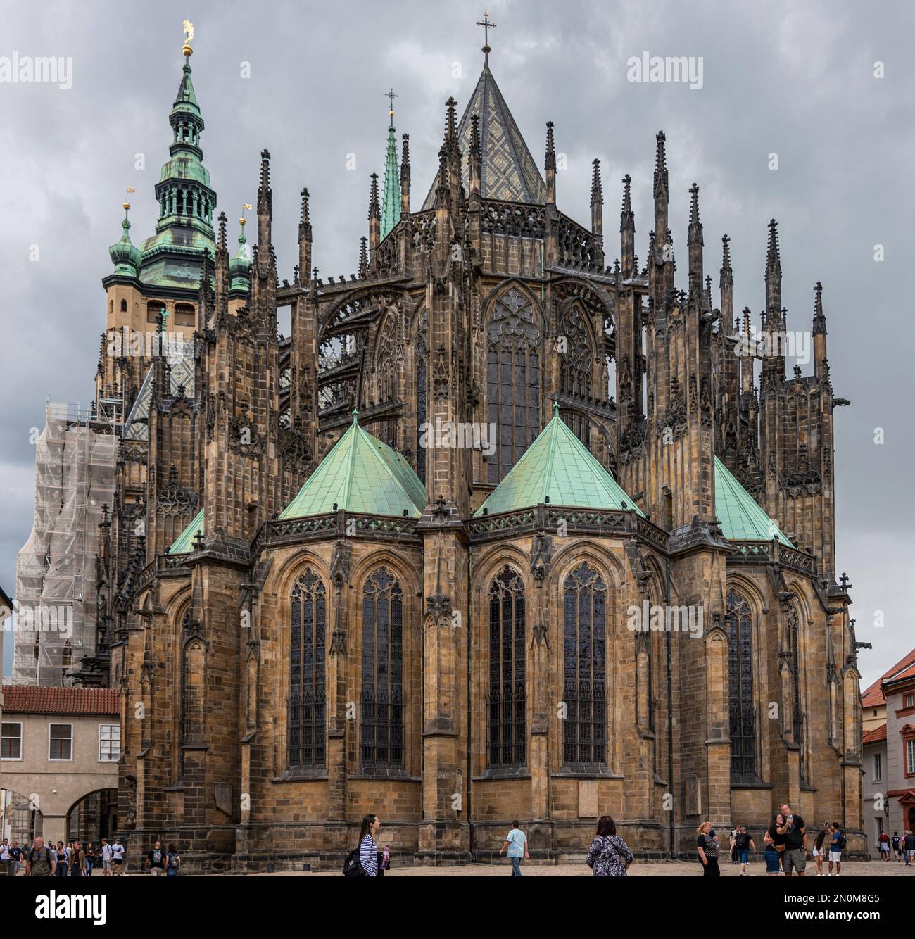 Detrás de la Catedral de San Vito en Praga Foto de stock