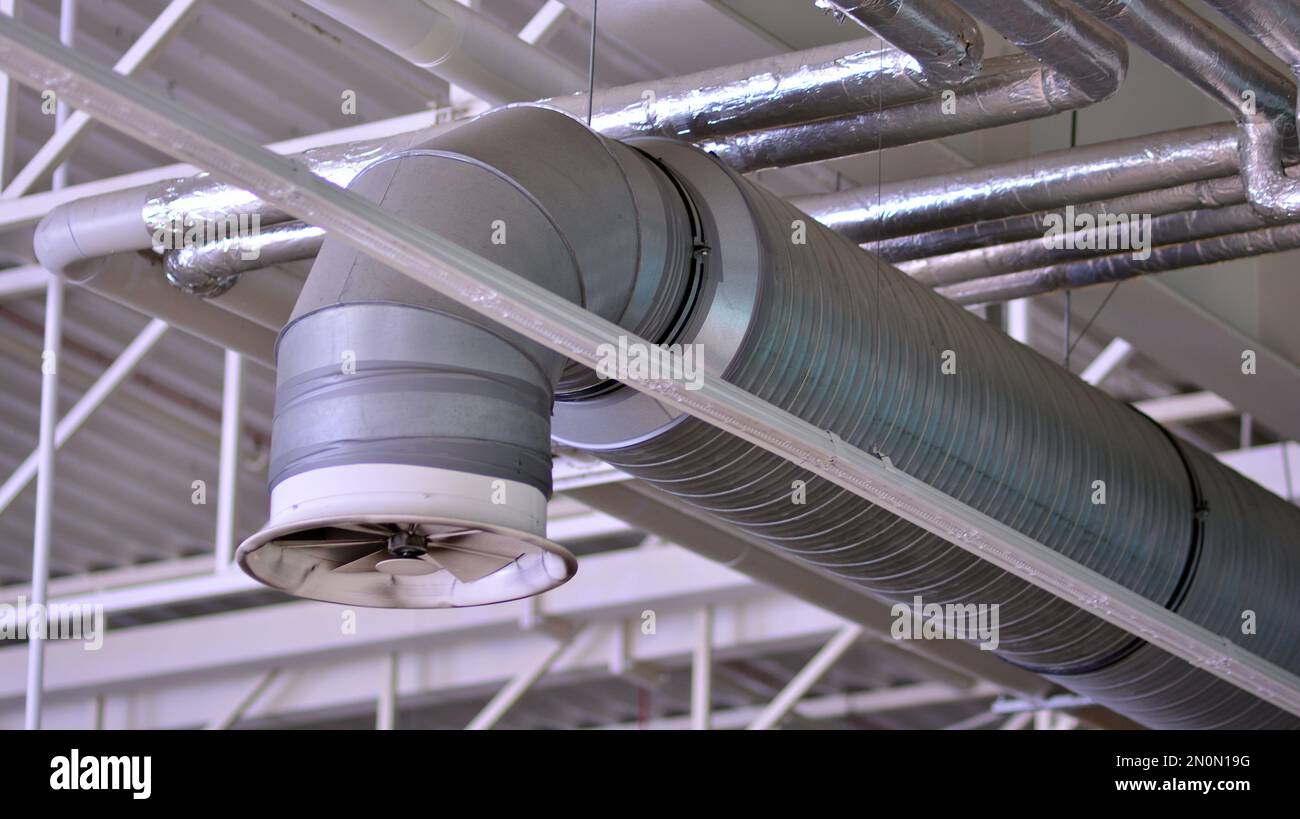 Luces y sistema de ventilación en el techo de la sala del supermercado. Construcción en el techo. Foto de stock