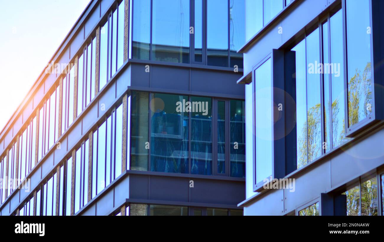 Textura de fachada de un edificio de oficinas con espejo de vidrio. Fragmento de la fachada. Vista inferior de los modernos rascacielos en el distrito de negocios Foto de stock