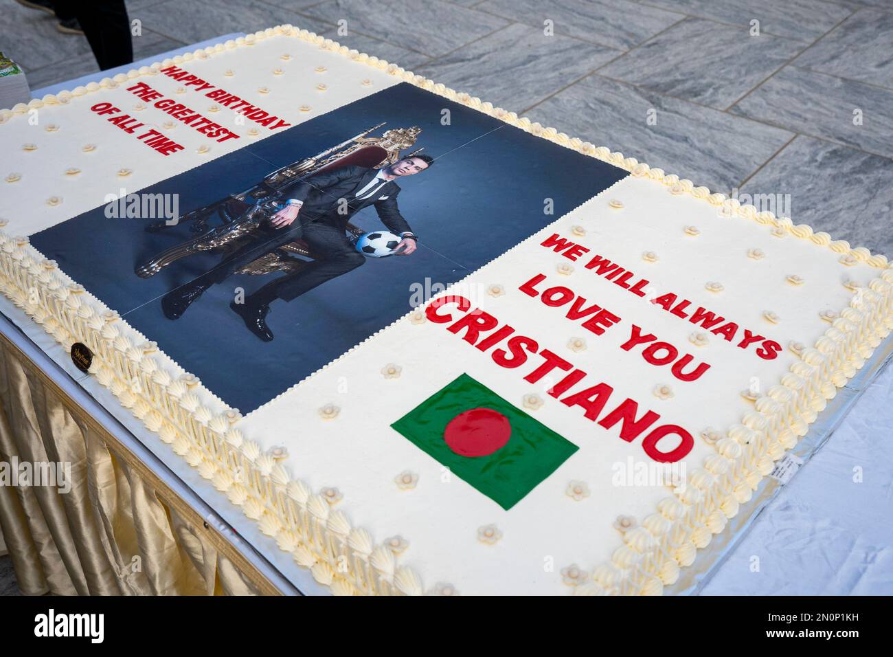 Dhaka, Bangladesh. 05th de febrero de 2023. Un pastel de 90lbs (38kg) para  conmemorar el 38th cumpleaños de Cristiano Ronaldo. Los fanáticos de  Cristiano Ronaldo celebran su 38th cumpleaños cortando un pastel