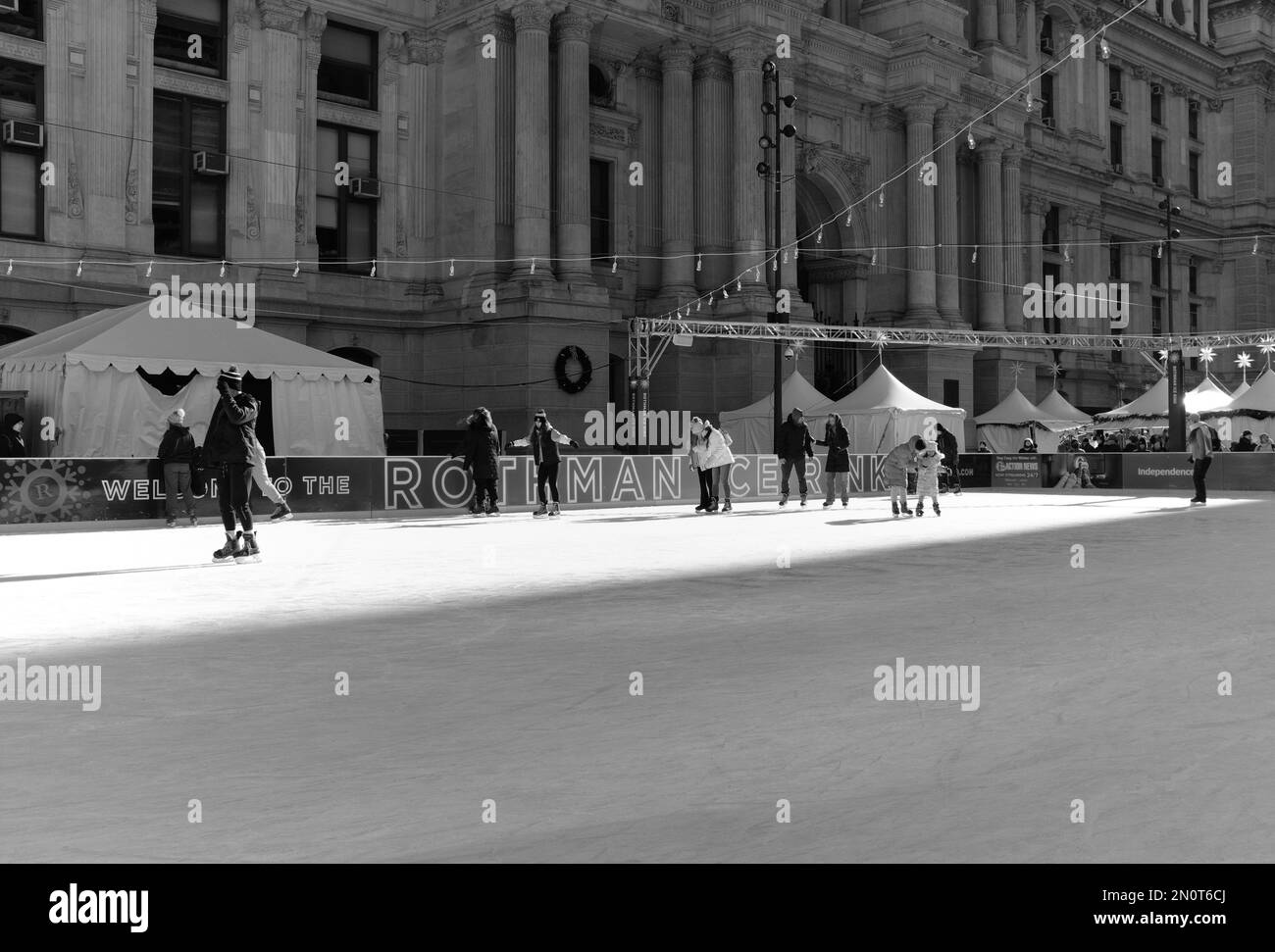 Las fuentes de verano de Dilworth Park en el centro de Filadelfia se transforman en la pista de hielo Rothman Orthopedics durante el invierno. Foto de stock