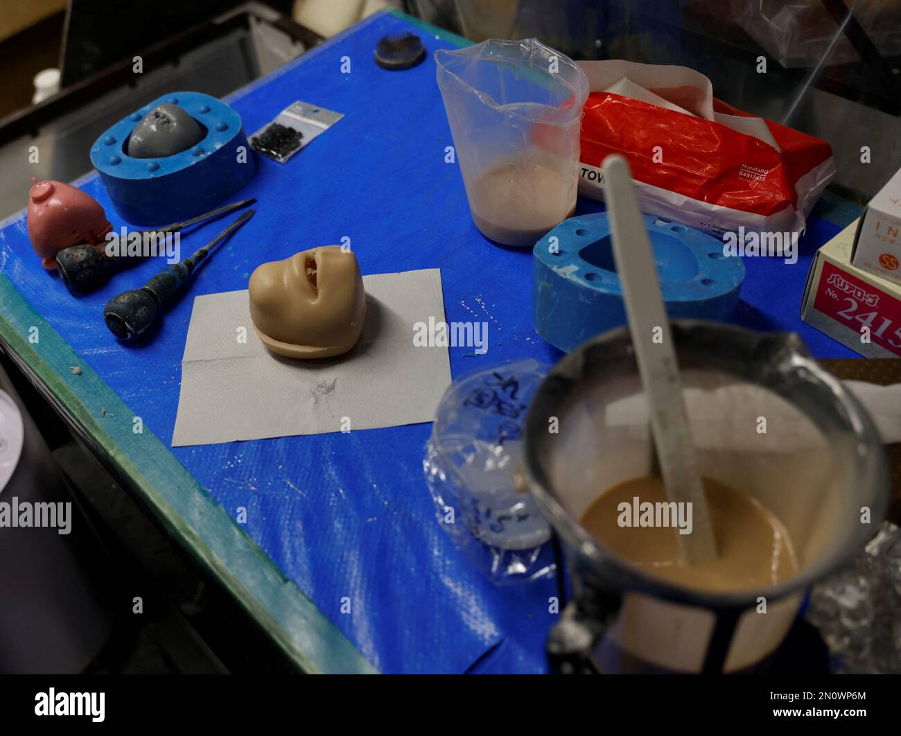 Un monedero con forma de boca humana, creado por Masataka Shishido