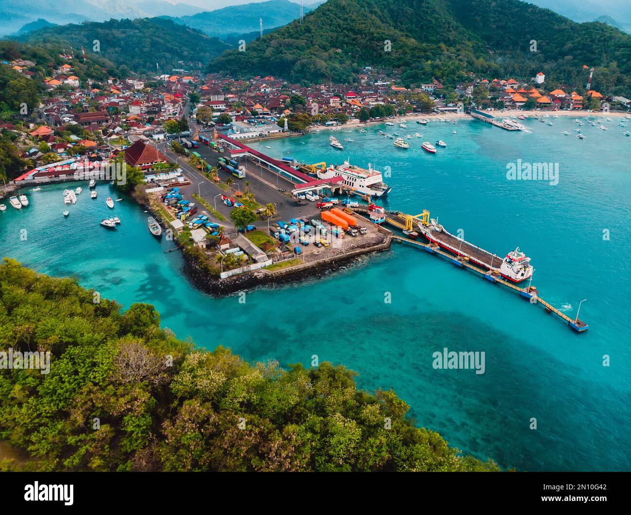 Ferry para lombok en el puerto de padang bai fotografías e imágenes de alta  resolución - Alamy