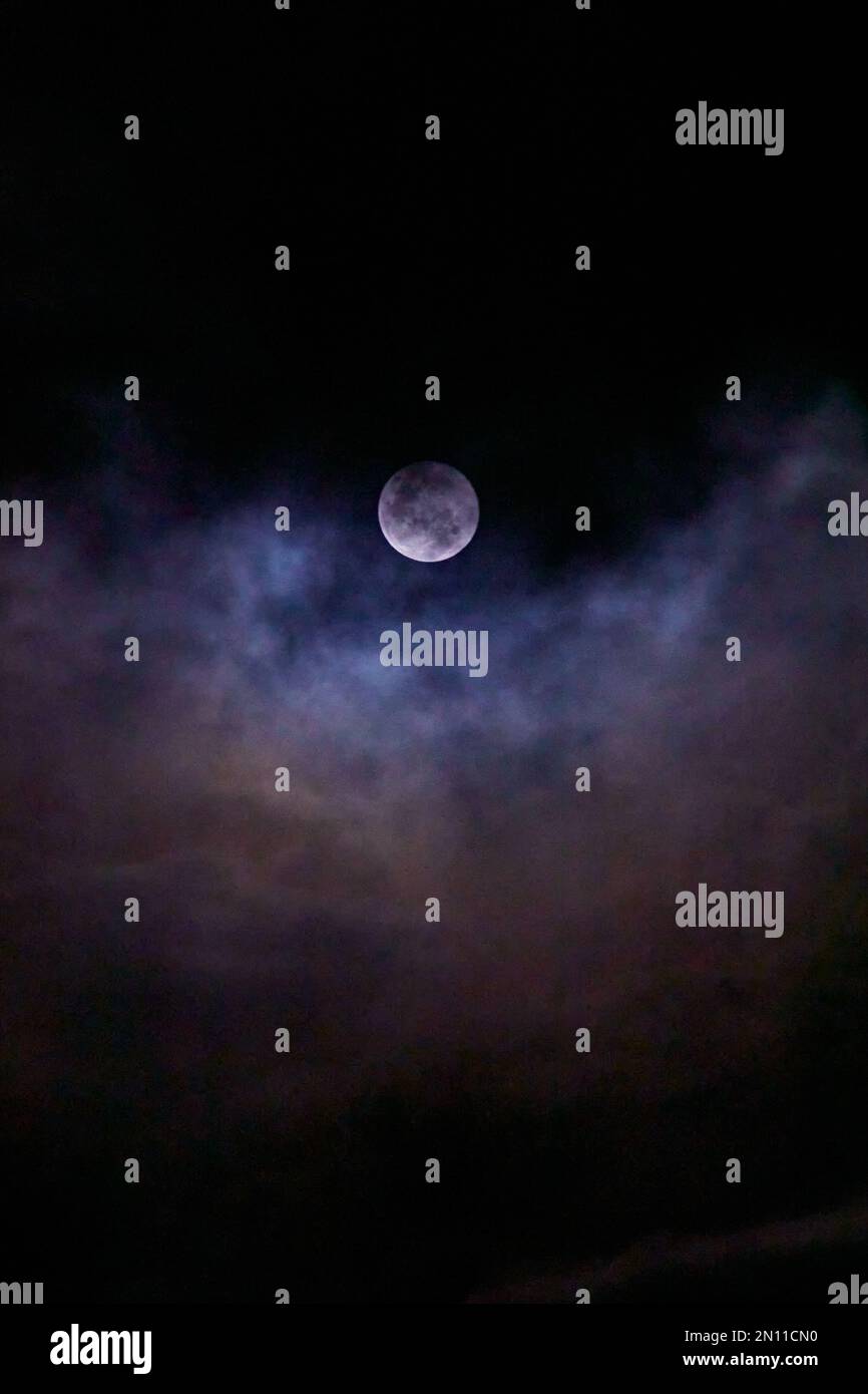 La Luna Llena de Nieve vista en su pico según la NASA el 5 de febrero de 2023, en Bogotá, Colombia marca el inicio del mes de febrero y es considerada como una microluna según la distancia relativa a la Tierra. Foto por: Perla Bayona/Long Visual Press Foto de stock