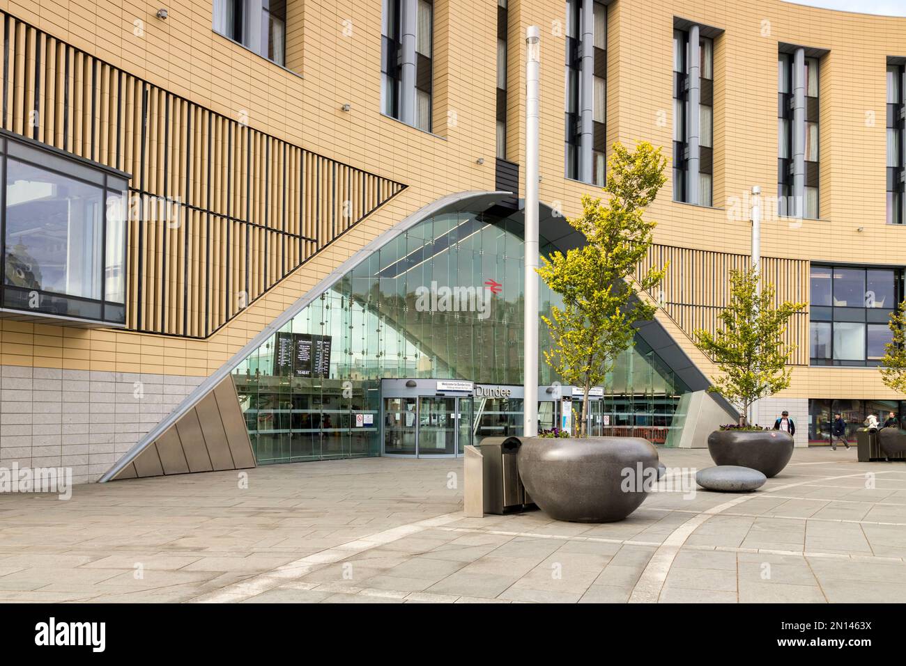 17 de septiembre de 2022: Dundee, Escocia - La estación de tren, que fue construida en 2018 y reemplazó la antigua estación como parte de la línea costera de Dundee Foto de stock