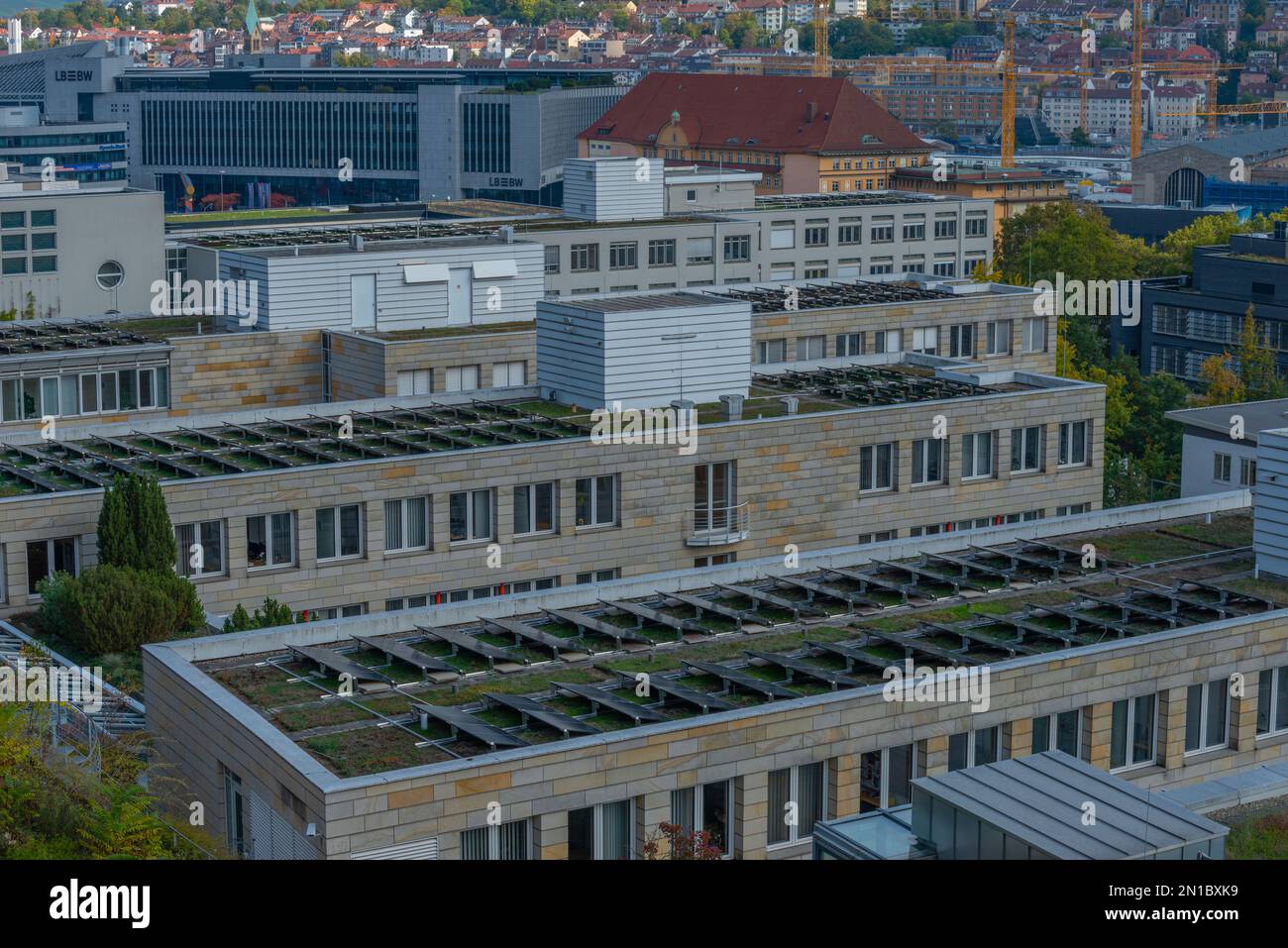 Paneles solares en edificio de techo plano, producción de energía respetuosa con el medio ambiente, energía, Stuttgart, Baden-Württemberg, sur de Alemania Foto de stock