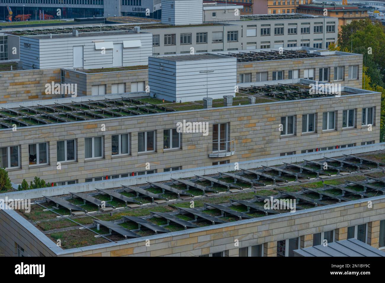 Paneles solares en edificio de techo plano, producción de energía respetuosa con el medio ambiente, energía, Stuttgart, Baden-Württemberg, sur de Alemania Foto de stock
