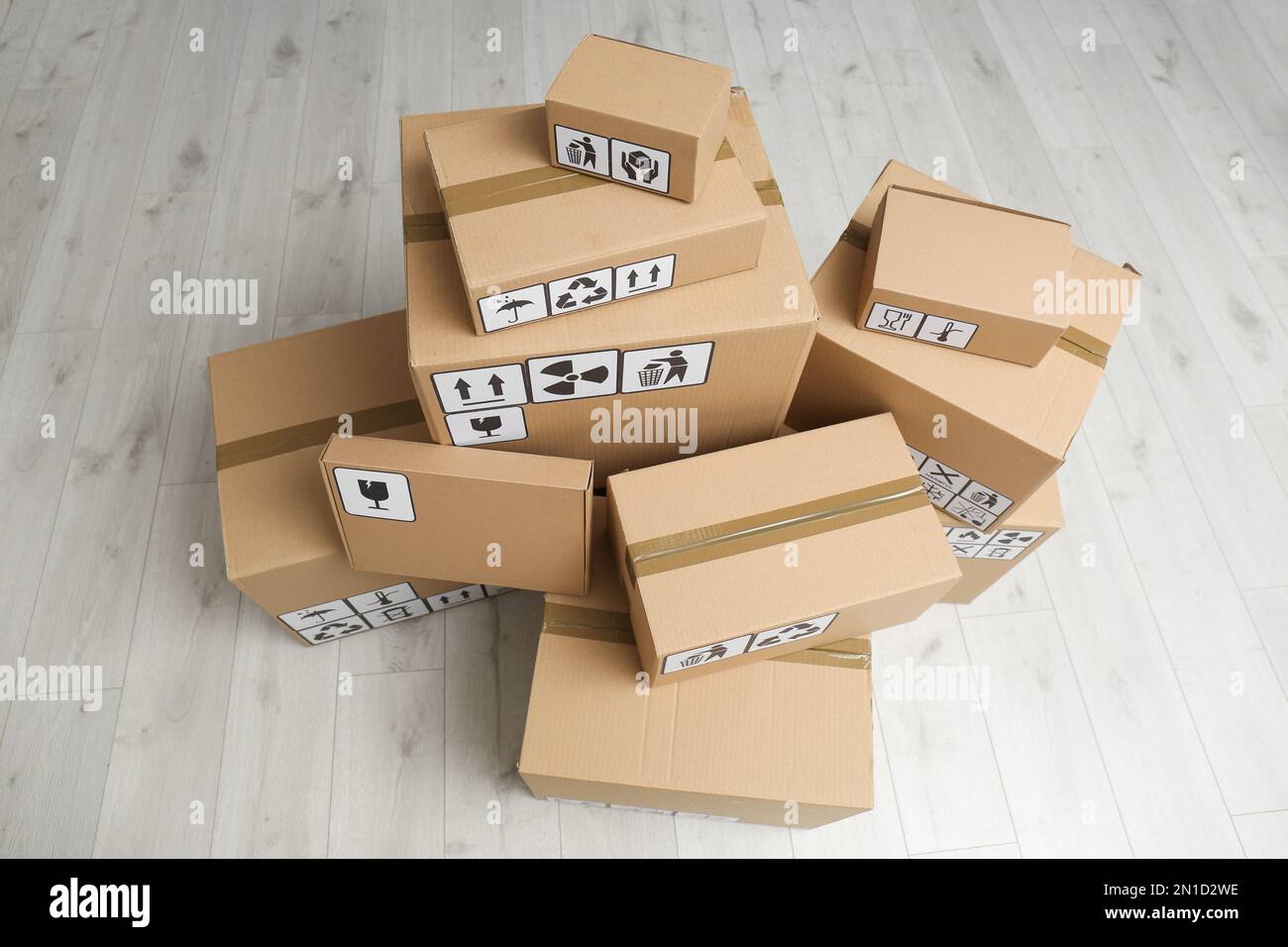 Cajas de cartón con diferentes símbolos de embalaje sobre fondo blanco.  Entrega de paquetes Fotografía de stock - Alamy