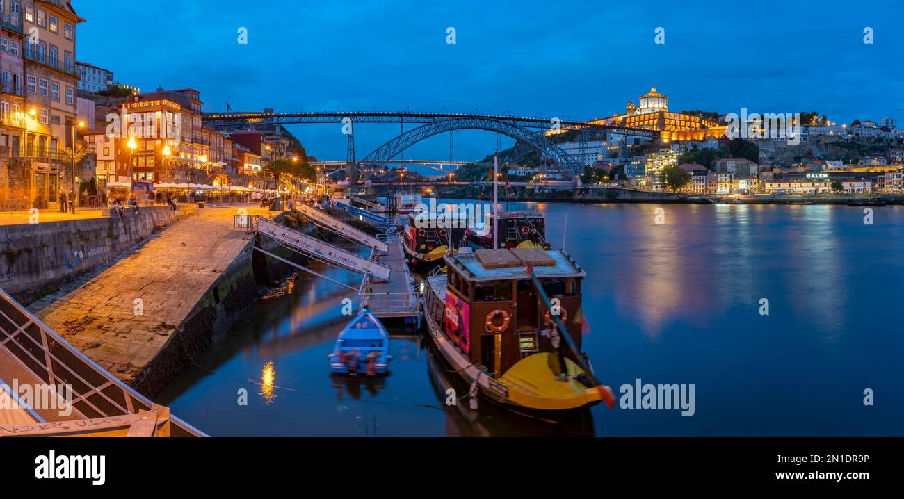 Vista de la costa, río Duero y el puente Dom Luis I, Patrimonio de la Humanidad de la UNESCO, al atardecer, Porto, Norte, Portugal, Europa Foto de stock