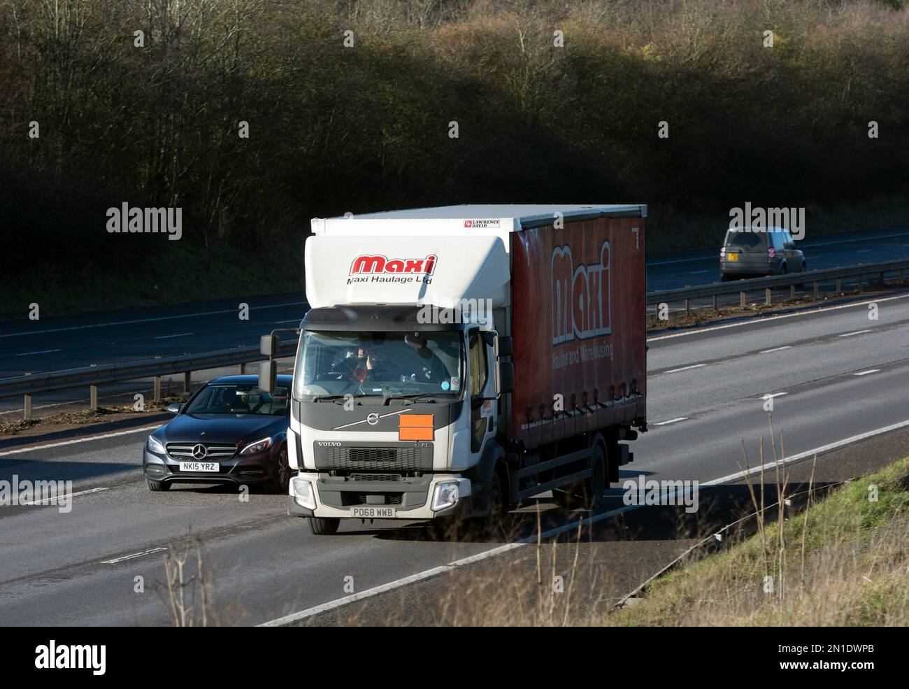 Camión Maxi Haulage en la autopista M40, Warwickshire, Reino Unido Foto de stock