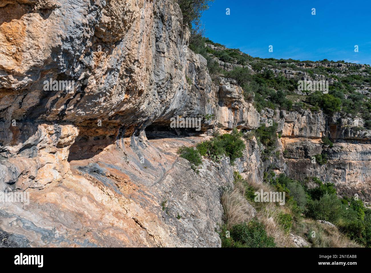 Voladizo, Arte rupestre de la cuenca mediterránea ibérica, Patrimonio de la Humanidad de la UNESCO, Ulldecona, Cataluña, España, Europa Foto de stock