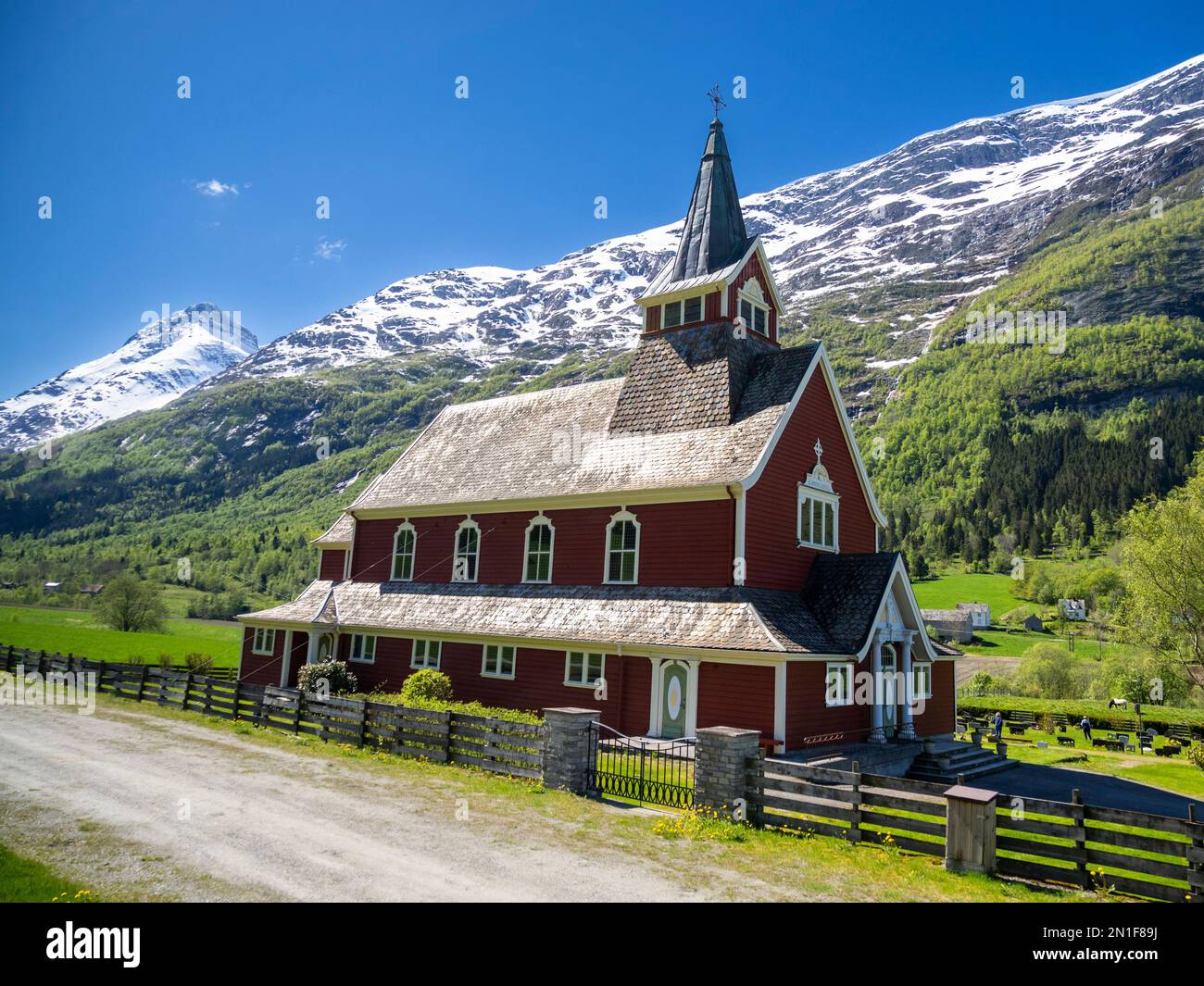 Una vista de la Iglesia Olden (Olden Kyrkje), dentro del valle del río Oldedalen, Vestland, Noruega, Escandinavia, Europa Foto de stock
