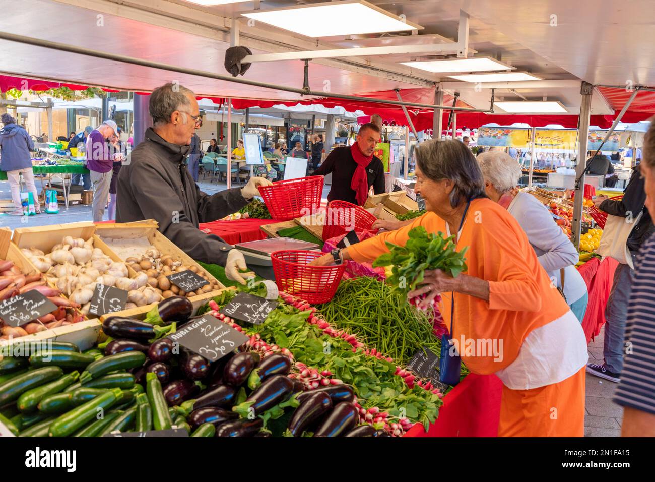 Mercado en Aix-en-Provence, Bouches-du-Rhone, Provence-Alpes-Cote d'Azur, Francia, Europa Occidental Foto de stock