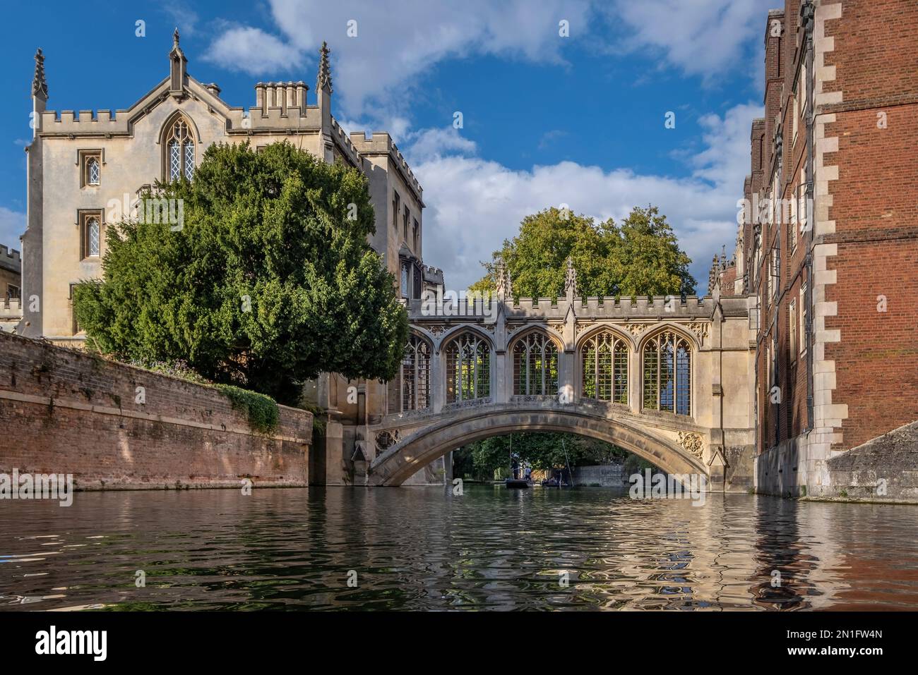Puente de los Suspiros y St. Johns College de The River Cam, Universidad de Cambridge, Cambridge, Cambridgeshire, Inglaterra, Reino Unido, Europa Foto de stock