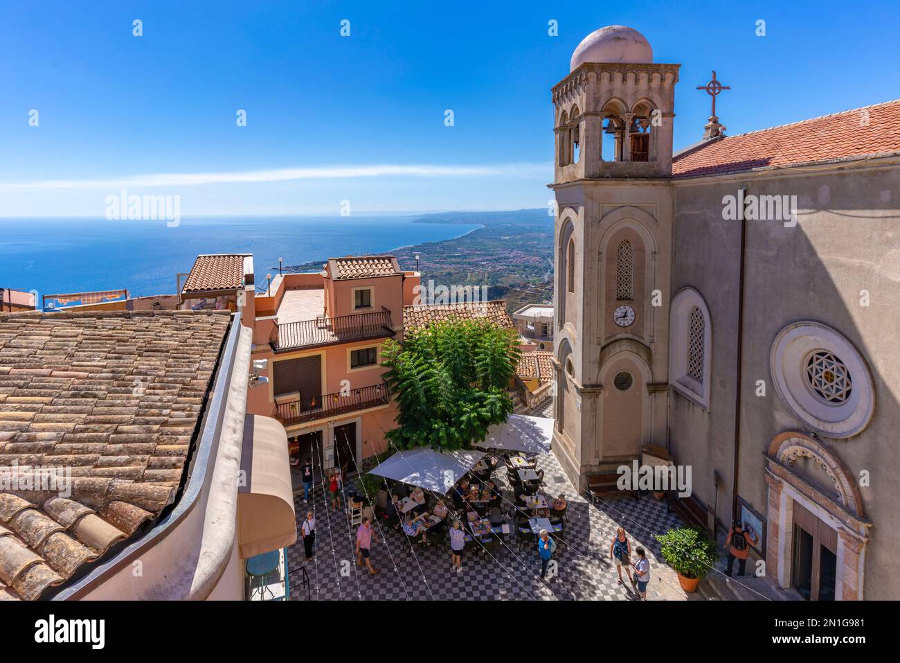 Vista de la Iglesia de San Nicolás de Bari y Piazza Chiesa Madre en Castelmola, Taormina, Sicilia, Italia, Mediterráneo, Europa Foto de stock