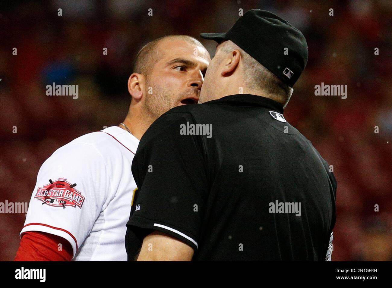 Cincinnati Reds' Joey Votto, left, argues with umpire Bill Welke after