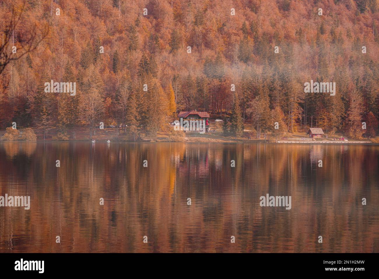 paisaje del lago durante la temporada de otoño Foto de stock